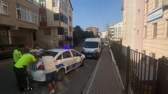 Freni tutmayan otomobil servis aracına çarptı: yaralılar var