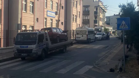 Freni tutmayan otomobil servis aracına çarptı: yaralılar var
