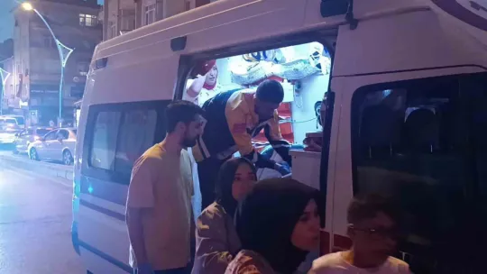 Frenleri tutmayan otomobil refüje çarpıp durdu