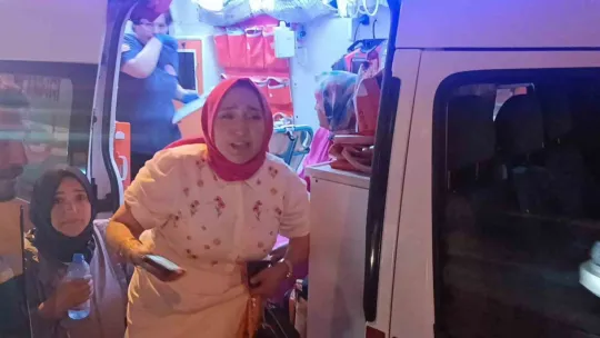Frenleri tutmayan otomobil refüje çarpıp durdu