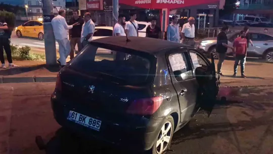 Frenleri tutmayan otomobil refüje çarpıp durdu