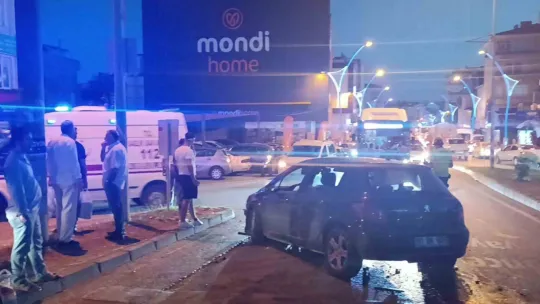 Frenleri tutmayan otomobil refüje çarpıp durdu