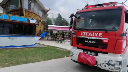 Fritözde unutulan patatesler kafeyi yakıyordu