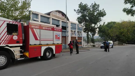 Fuardaki metruk binada yangın çıktı