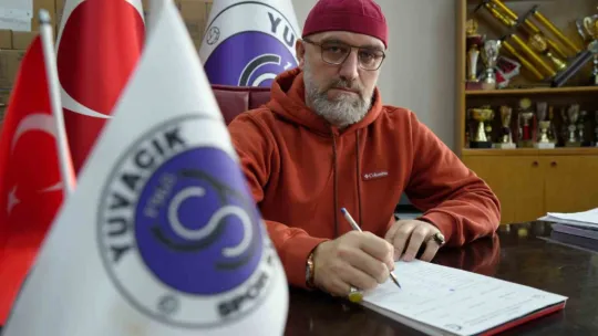 Futbolcu maaşları için karısının ve kız kardeşinin bileziklerini sattı