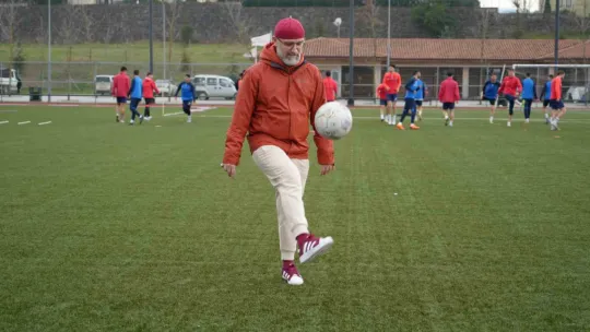 Futbolcu maaşları için karısının ve kız kardeşinin bileziklerini sattı