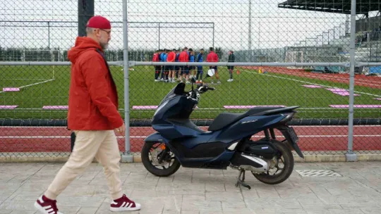 Futbolcu maaşları için karısının ve kız kardeşinin bileziklerini sattı
