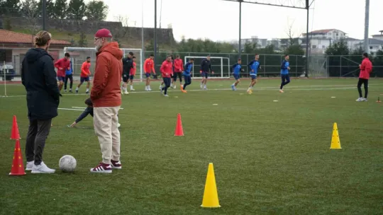 Futbolcu maaşları için karısının ve kız kardeşinin bileziklerini sattı