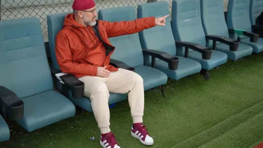 Futbolcu maaşları için karısının ve kız kardeşinin bileziklerini sattı