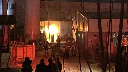Gaz dolum tesisinde tüpler alevlere teslim oldu
