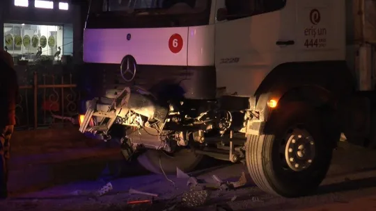 Gaz pedalı takılan otomobil tıra çarpıp çay bahçesine uçtu