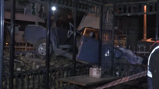 Gaz pedalı takılan otomobil tıra çarpıp çay bahçesine uçtu