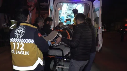 Gaz pedalı takılan otomobil tıra çarpıp çay bahçesine uçtu