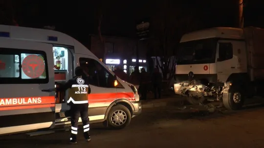 Gaz pedalı takılan otomobil tıra çarpıp çay bahçesine uçtu