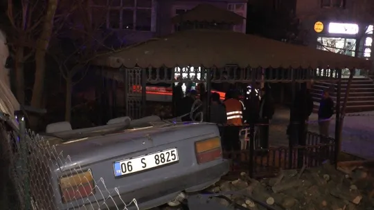 Gaz pedalı takılan otomobil tıra çarpıp çay bahçesine uçtu