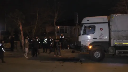 Gaz pedalı takılan otomobil tıra çarpıp çay bahçesine uçtu