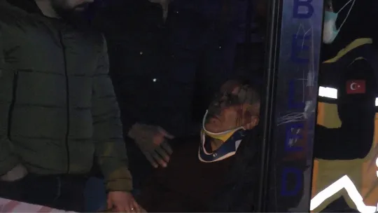 Gaz pedalı takılan otomobil tıra çarpıp çay bahçesine uçtu