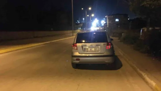 Gaz pedalı takılı kalan otomobil doğal gaz kutusuna çarptı