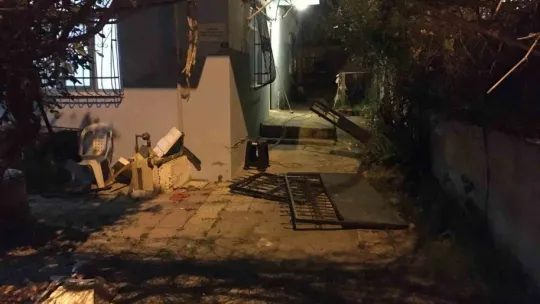 Gaz pedalı takılı kalan otomobil doğal gaz kutusuna çarptı
