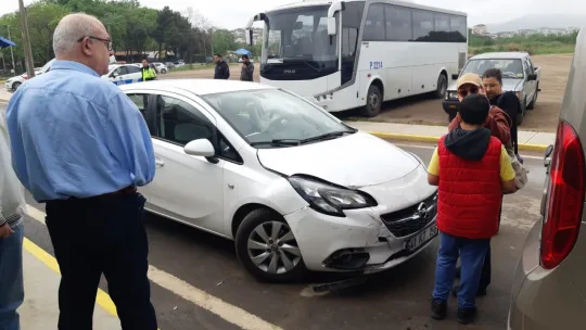 Gaz pedalı takılı kalan otomobil, bebek arabasına çarptı: Bebek ağır yaralandı