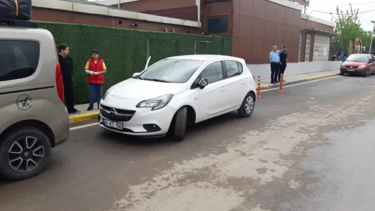 Gaz pedalı takılı kalan otomobil, bebek arabasına çarptı: Bebek ağır yaralandı