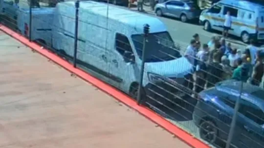 Gazeteciye saldırıp, telefonunu zorla alan zanlılar adliyeye sevk edildi