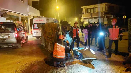 Gazı takılı kalan otomobil beton çite çarparak yan yattı