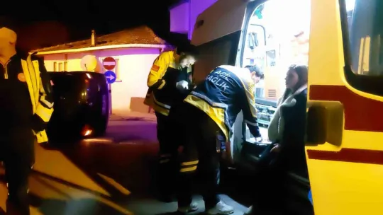 Gazı takılı kalan otomobil beton çite çarparak yan yattı