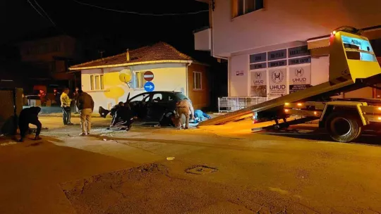 Gazı takılı kalan otomobil beton çite çarparak yan yattı