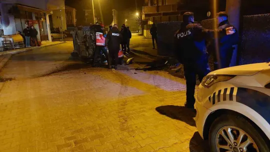 Gazı takılı kalan otomobil beton çite çarparak yan yattı