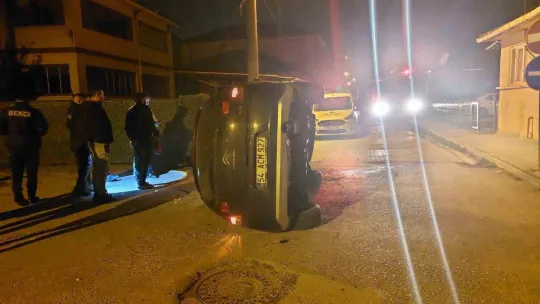 Gazı takılı kalan otomobil beton çite çarparak yan yattı
