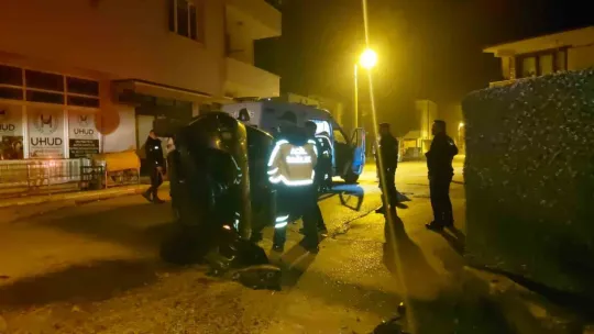 Gazı takılı kalan otomobil beton çite çarparak yan yattı