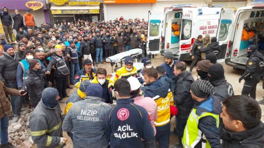 Depremden 106 saat sonra 3 kişi sağ olarak çıkarıldı