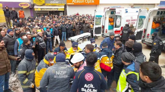 Depremden 106 saat sonra 3 kişi sağ olarak çıkarıldı