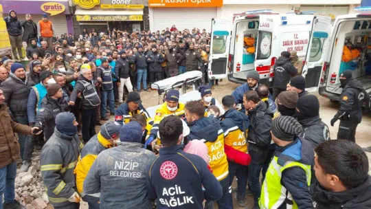 Depremden 106 saat sonra 3 kişi sağ olarak çıkarıldı