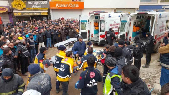Depremden 106 saat sonra 3 kişi sağ olarak çıkarıldı