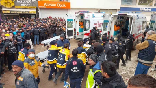Depremden 106 saat sonra 3 kişi sağ olarak çıkarıldı