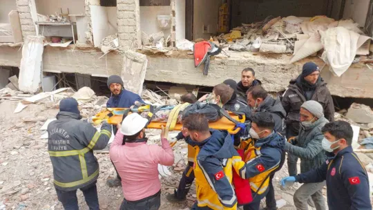 Depremden 106 saat sonra 3 kişi sağ olarak çıkarıldı