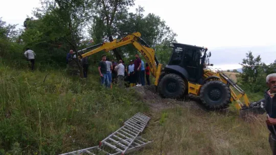 Gebe inek definecilerin kazdığı kuyuya düştü: Kurtarmak saatler sürdü