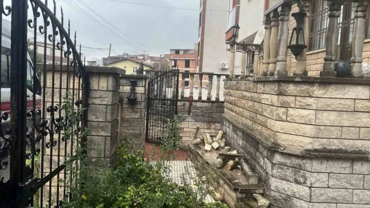 Gebze 14 yaşındaki çocuğun üzerine beton korkuluk düştü