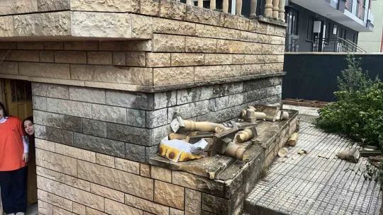 Gebze 14 yaşındaki çocuğun üzerine beton korkuluk düştü