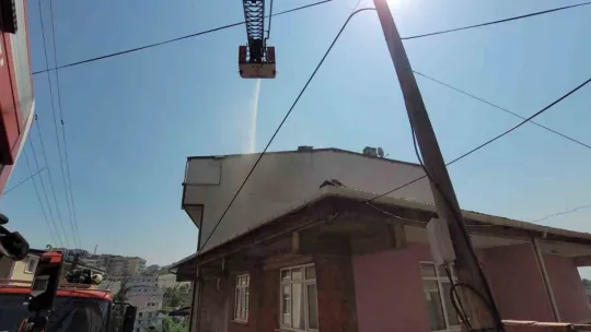 Gebze'de 3 katlı binanın çatısında çıkan yangın kontrol altına alındı