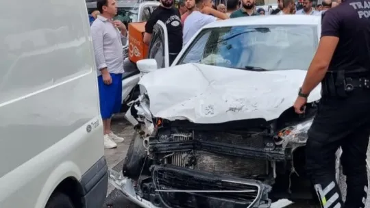 4 araç birbirine girdi: yaralılar var