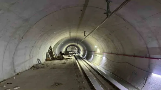 Gebze'de 4 kişiye mezar olan binanın yakınından geçen metro hattının içi görüntülendi