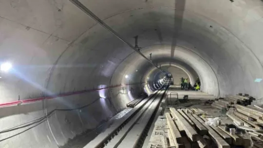 Gebze'de 4 kişiye mezar olan binanın yakınından geçen metro hattının içi görüntülendi