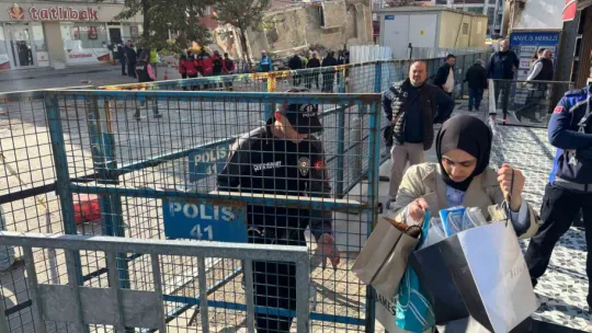Gebze'de boşaltılan 12 binada oturanlar eşyalarını polis kontrolünde aldı