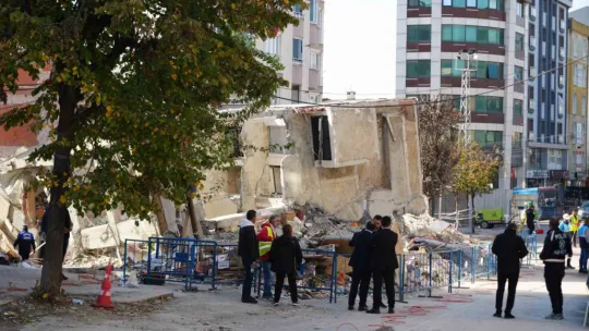 Gebze'de boşaltılan 12 binada oturanlar eşyalarını polis kontrolünde aldı