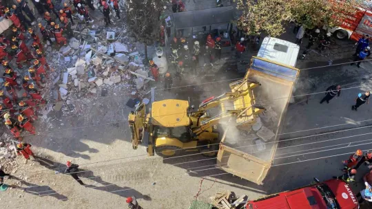 Gebze'de çöken bina havadan görüntülendi