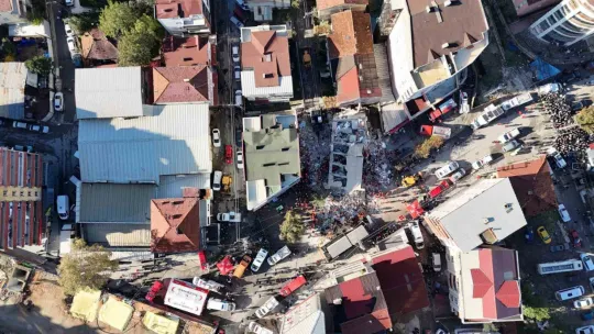 Gebze'de çöken bina havadan görüntülendi