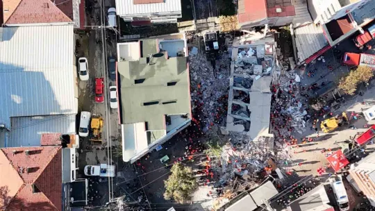 Gebze'de çöken bina havadan görüntülendi